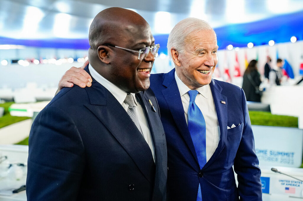 Biden smiling with his hand on Tshisekedi's shoulder