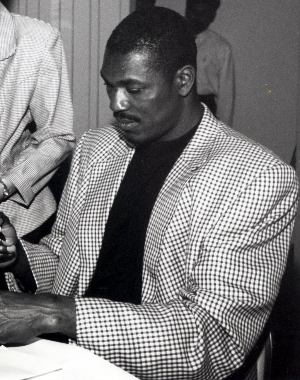 Hakeem_Olujuwan_signing_autographs|Hakeem_Olajuwon_0|Hakeem_Olajuwon_0 ||
