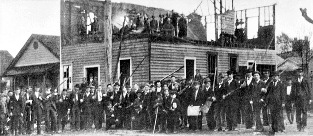 Collier’s Weekly Photograph of mob outside Wilmington
