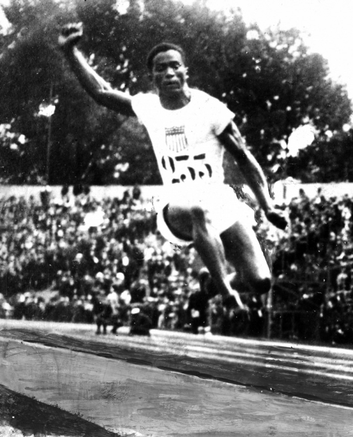 William_DeHart_Hubbard_leaping_Paris_1924