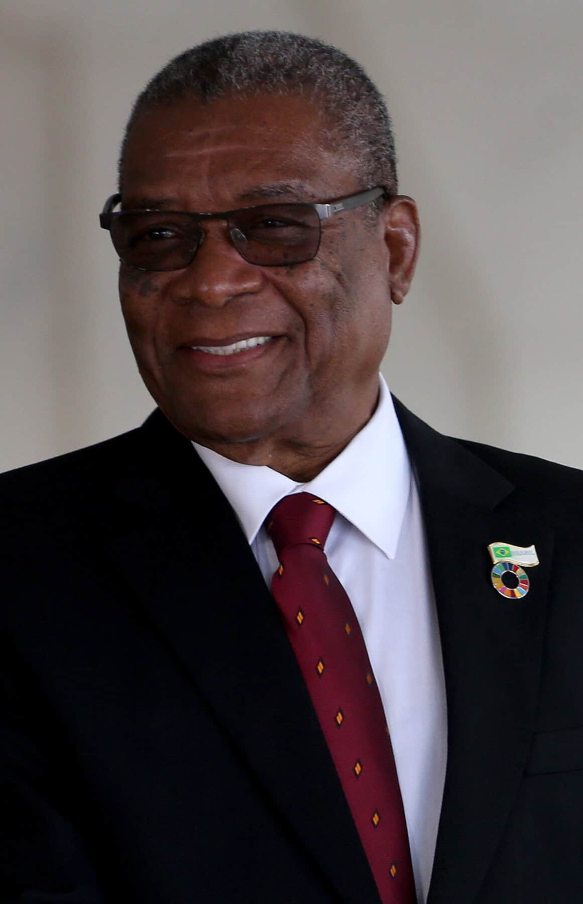 |Carvalho walking up curved steps with a group of political figures|