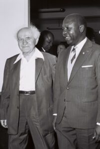 Léon M'ba with David Ben-Gurion, Jerusalem (Wikipedia)