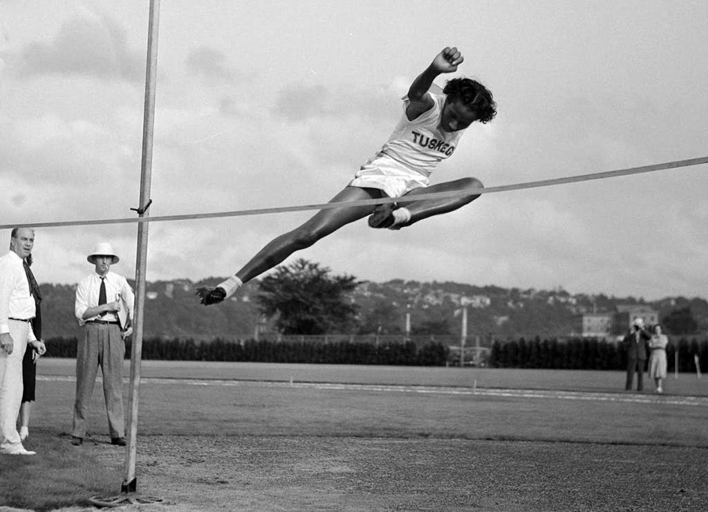 Alice_Marie_Coachman_winning_high_jump_event_US_National_Womens_Track_and_Field_meet_1939.jpg