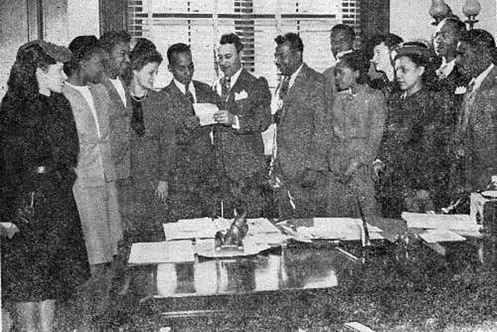 Members of the Southern Negro Youth Congress meet with Idaho Senator Glen Taylor, 1947